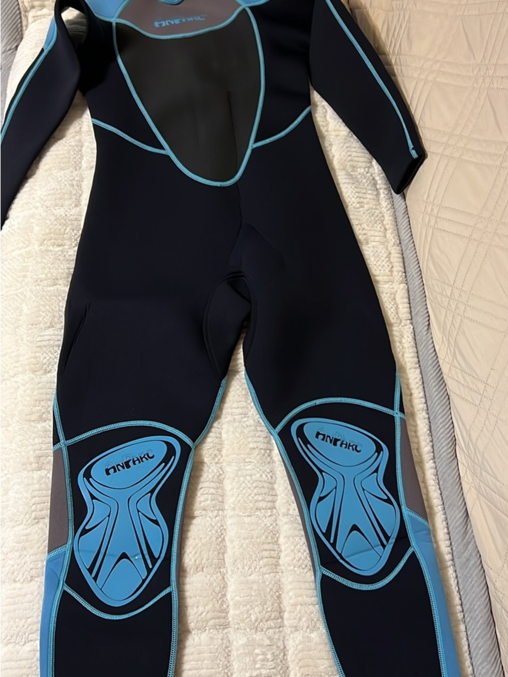 Women's wetsuit, size small, 3mm thickness, new.